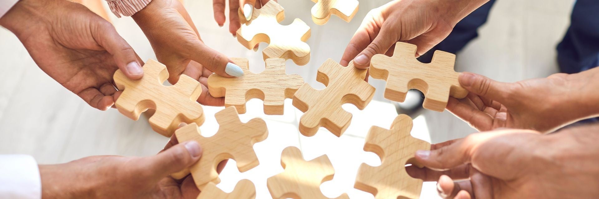 Image of hands linking puzzel pieces